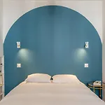 Cozy Faubourg St Martin Retreat