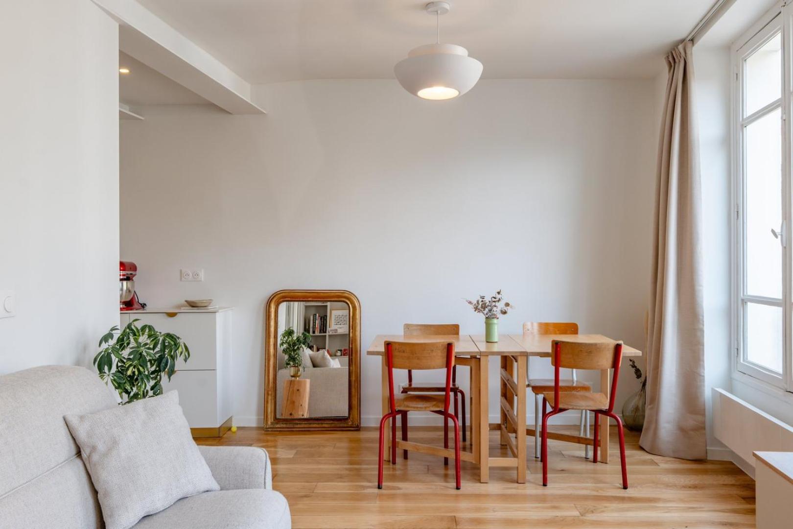 Cozy Faubourg St Martin Retreat
